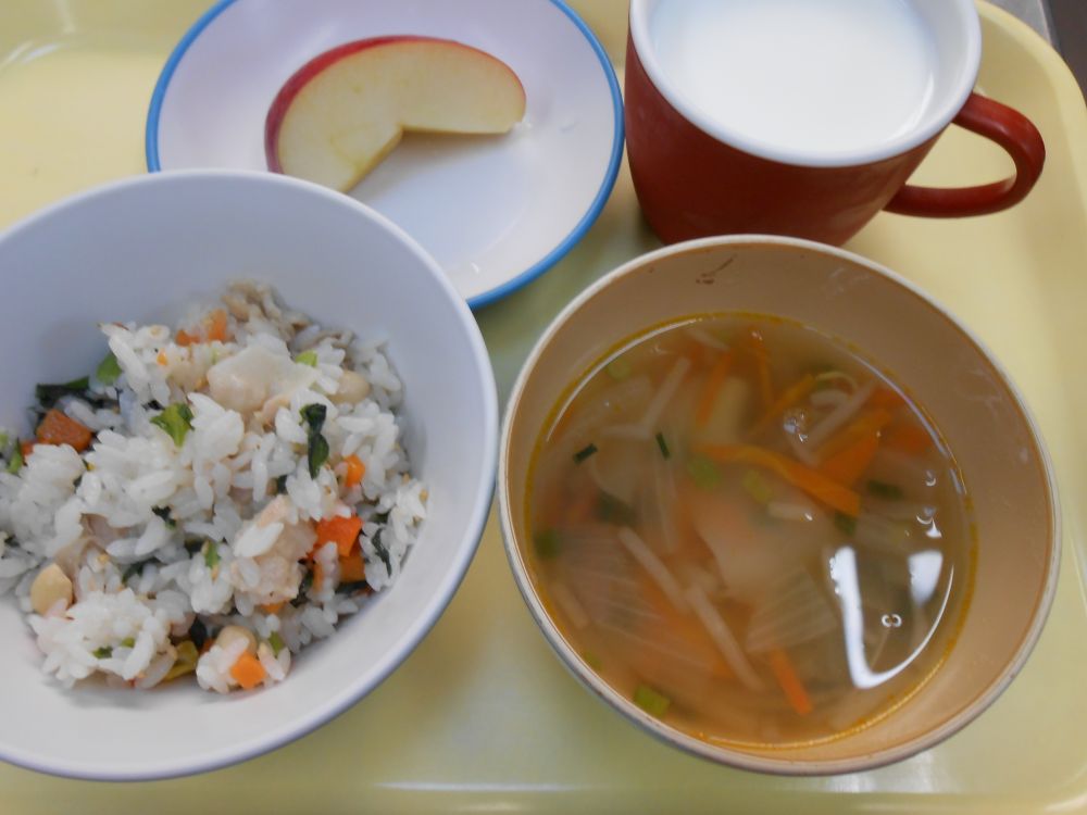 中華菜飯

ワンタン風スープ

りんご

牛乳