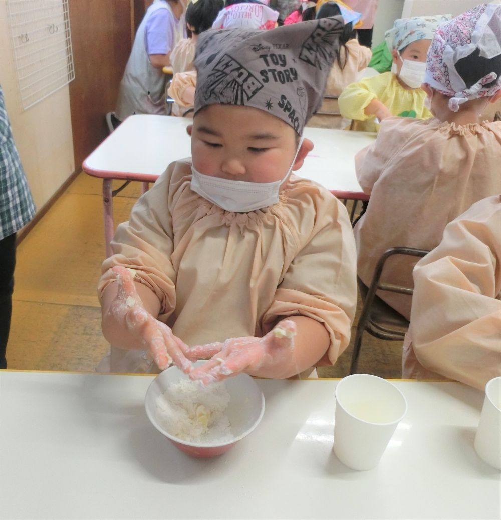 リス組さん、楽しみにしていた２回目のクッキングの日です☆
朝から楽しみで
「給食先生、エプロン持ってきてるよ！！｣
｢今日はクッキーを作るんじゃろー｣
ドキドキワクワク・・・早く時間にならないかな～

いよいよクッキングの時間です♡身支度が前回よりもスムーズに感じました。
成長を感じますね。
クッキングの手順などもしっかり耳を傾けて聞くことが出来ていました♪

今日のクッキーはレモンを入れます。
レモンってどんな味かな？
｢すっぱーーーい？？｣
｢・・・うーん食べたことないからわからん･･･｣
じゃあ、後からレモンなめてみようか♡
｢うん、やったーーー！！｣

ではクッキングスタートです！
まずホットケーキ粉に砂糖とバターを入れて混ぜ混ぜ・・・
レモン汁を入れて混ぜ混ぜ・・・