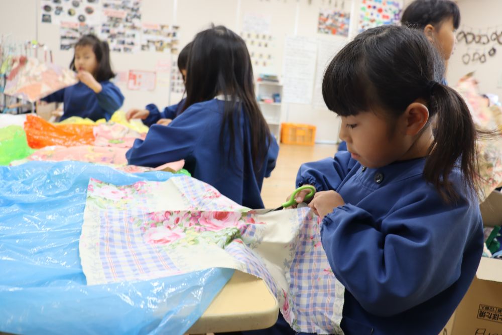 2022年もあと残すところあと1ヵ月
今年もコロナ禍でも様々な経験を前向きに積み重ねてきた子ども達
こんどは発表会に向けて活動中
「自分を表現」するべく自分の好きな事を今一度考え発表することに
私たちプリキュアになって踊りたい♪
ポリ袋や布の端切れを使ってオンリーワンの衣装を作製