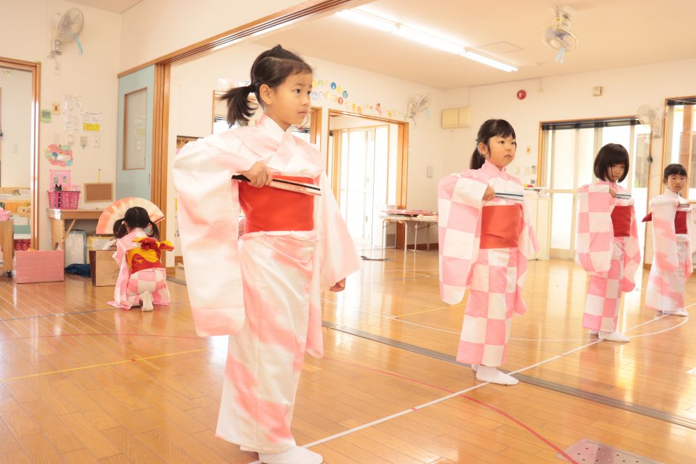 ＭＯＮＤＥＮ会伝統の日本舞踊
本日は衣装を着ての練習☆

女の子達、カワイイですね
