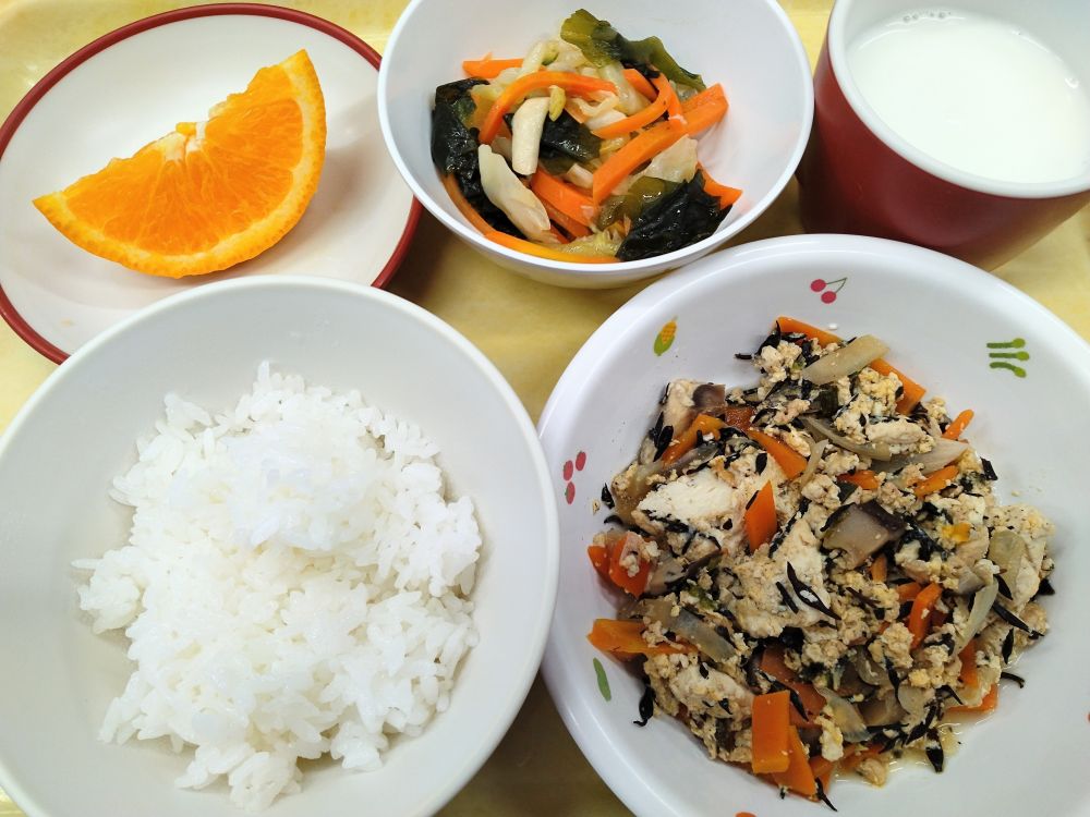 ご飯

いり豆腐

和風サラダ

オレンジ

牛乳