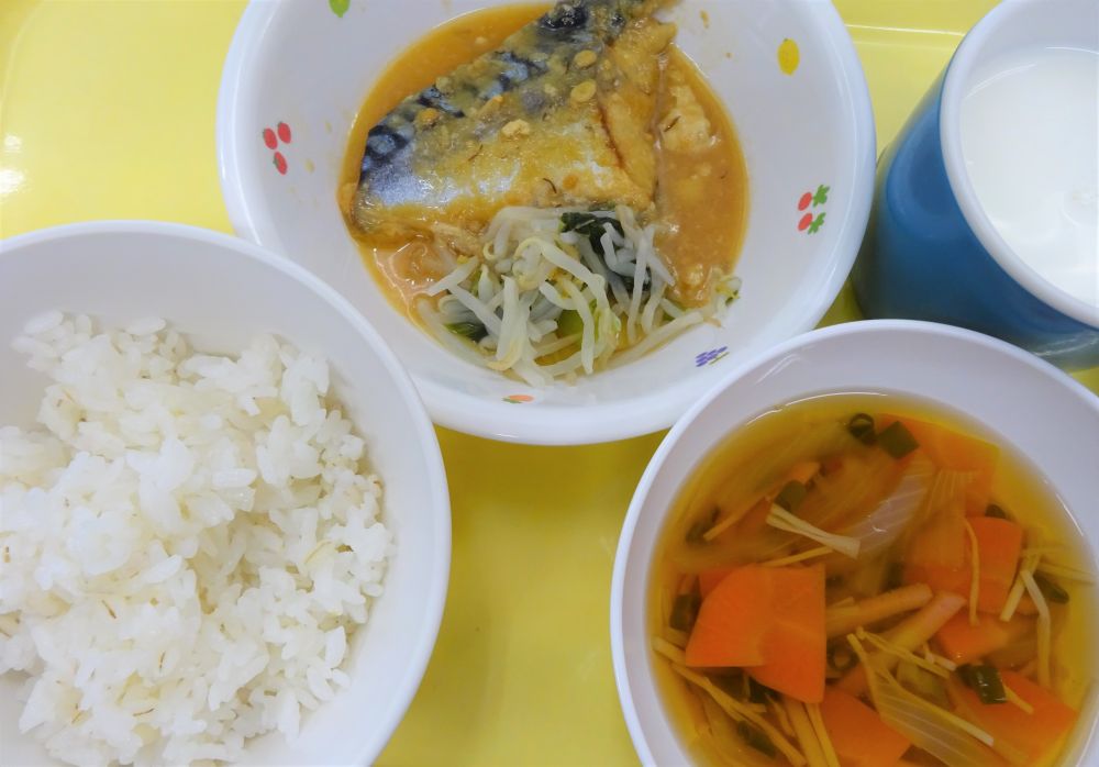 麦ご飯

さばのみそ煮

ゆで野菜（もやし・小松菜）

えのきとわけぎのすまし汁

牛乳