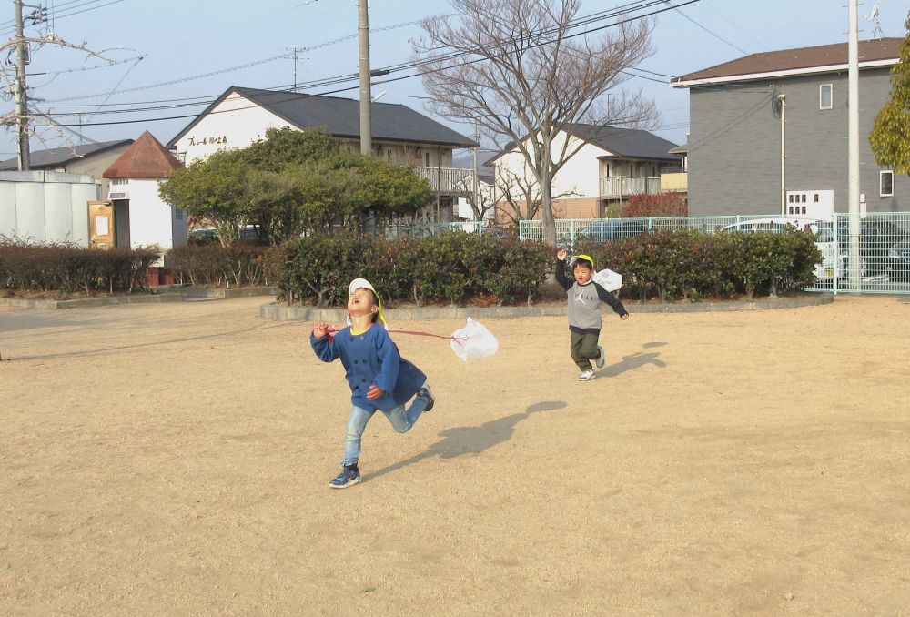 期待に胸を膨らませながら公園へ♪
　「みてみて！！飛んどる！？」
　「もう一回しよ！」
おもいきり走ってみたり、友達と高さ比べをしてみたり・・・
みんな凧あげに夢中です☆