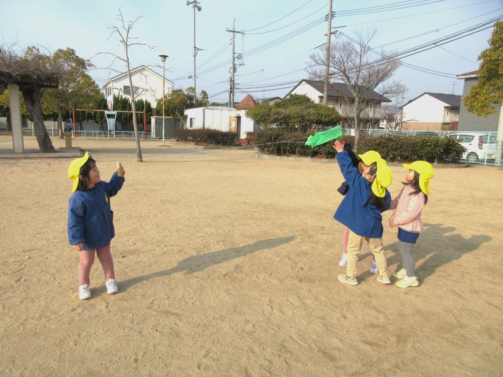 「持っといてあげようか？」
「ちょっとでも高くしたら、できるかも！！」

少しでも凧が高く揚がるように手助けをするみんな
友達と協力しながら楽しんでいました♡