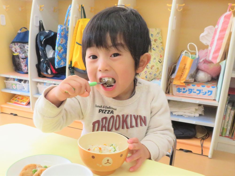 給食を食べていると「これよね？」とご飯に入っている七草を見せてくれる姿もありました。
みんな大きなお口を開けてひとくち！
食べやすいのかあっという間に完食で、「おかわりください♪」の声も聞こえてきましたよ☆

みんなが今年1年元気で過ごせますように♡