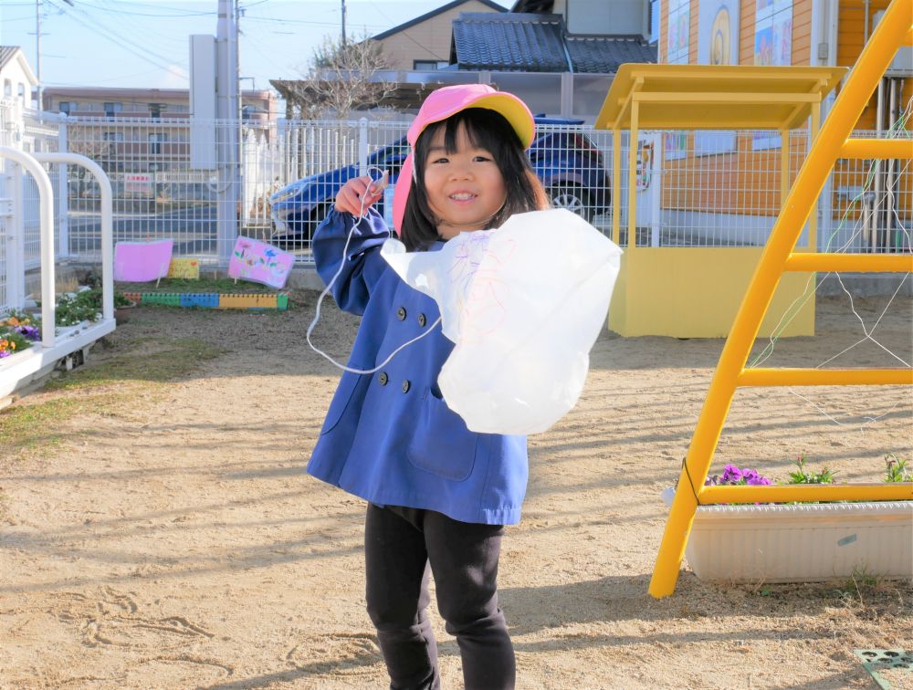 『Iちゃんもするけ～見ててよ』
凧が飛んだところを友達や先生に見てもらえて嬉しいIちゃん