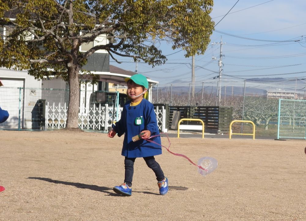 冬休みを終え、元気いっぱいで新しいスタートを迎えたクマ組さん
リス組さんと一緒に公園に散歩に行きました♪



自分で作った凧を持って、思い切り走りますが…
上がらない凧…凧下げ？^^
