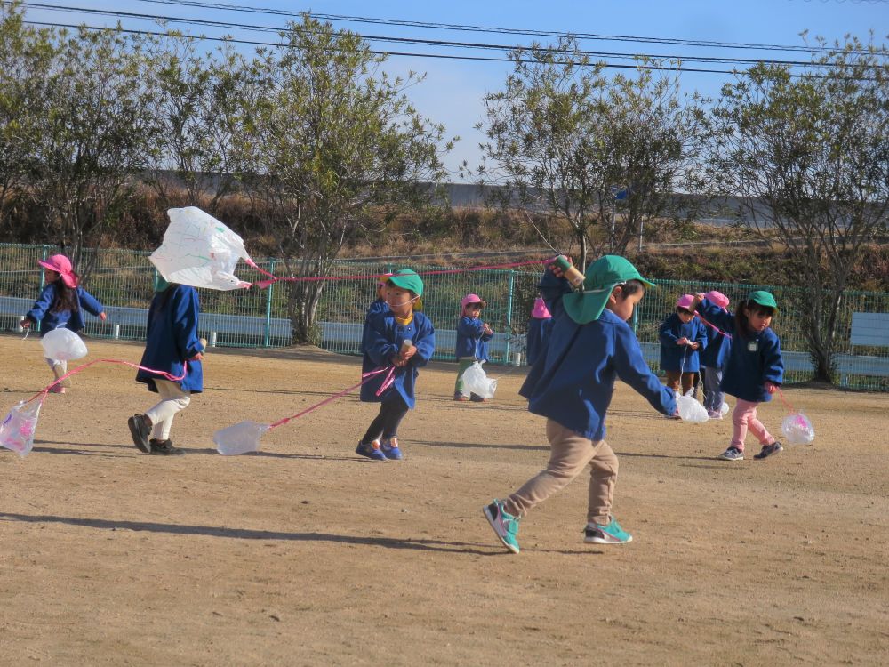 I君の凧は袋がちょっと違う…
袋の大きさが、少し大きいです
袋が大きい方がよく上がった！
私たちも、作ってみて、やってみての学びがあります