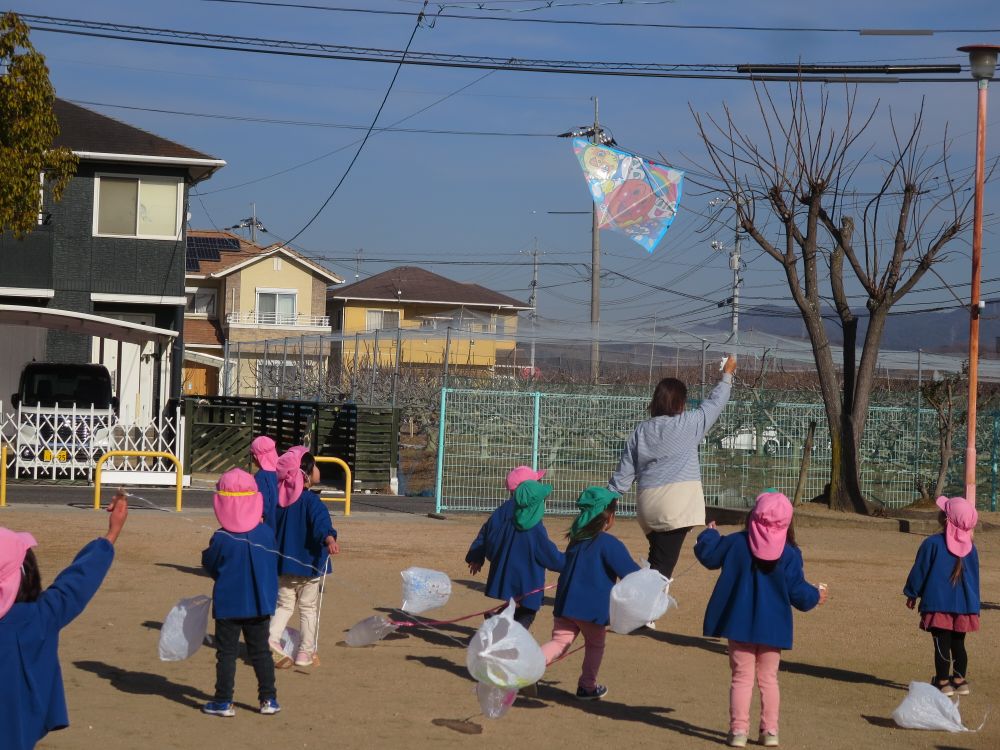 おっと！？
先生が大きい凧を持ってきたー！！
「まて～！」
「先生すごいー！」
みんなはそれを追いかける♪