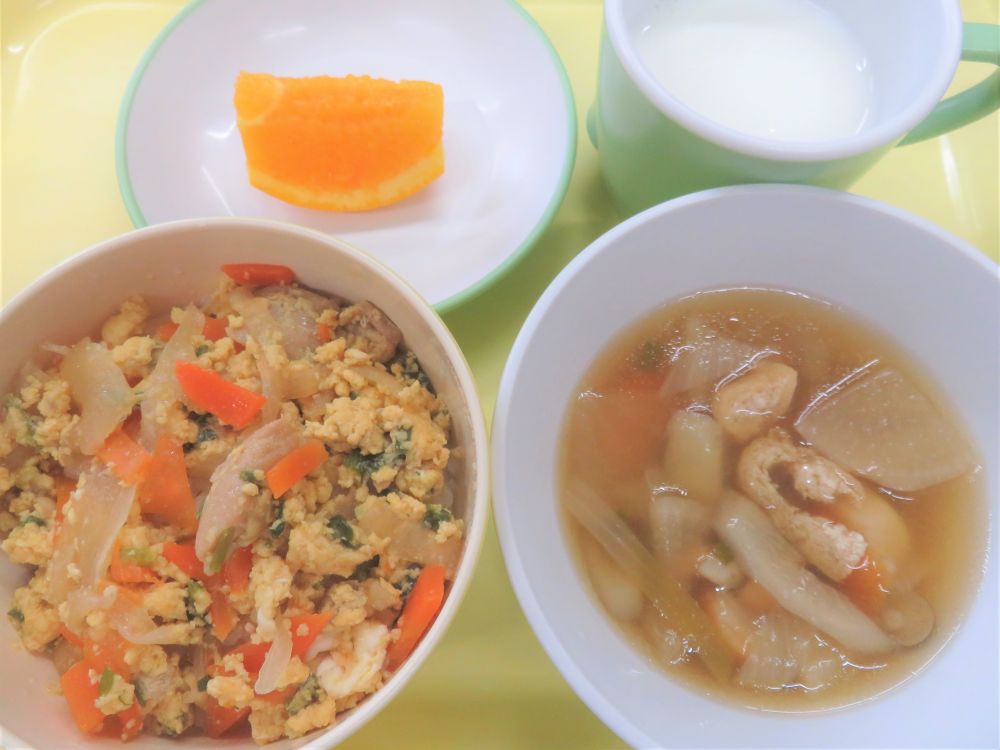 親子丼

けんちん汁

オレンジ

牛乳