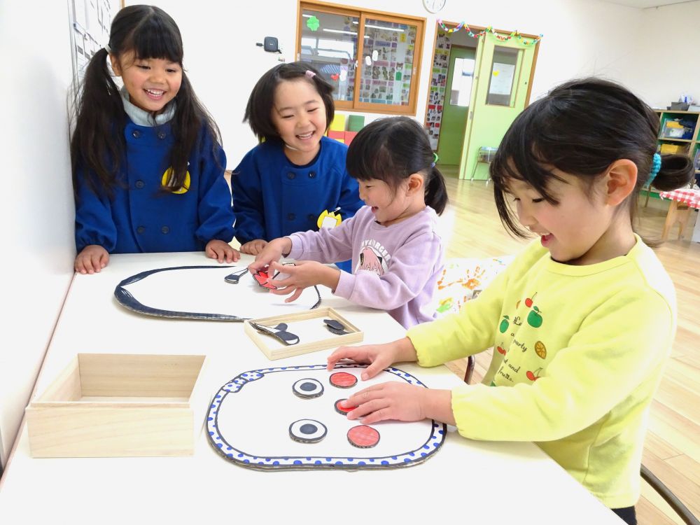 「ちょっとだけ・・・」
気になって目を開けたくなったNちゃん
「こうやったほうがおもしろいかも・・・！」と
パーツを組み合わせながらおもしろい顔を追求☆

周りで見守る友達も一緒に大笑い！！
みんなでおもいきり笑って幸せな気持ちでいっぱいになりました♡