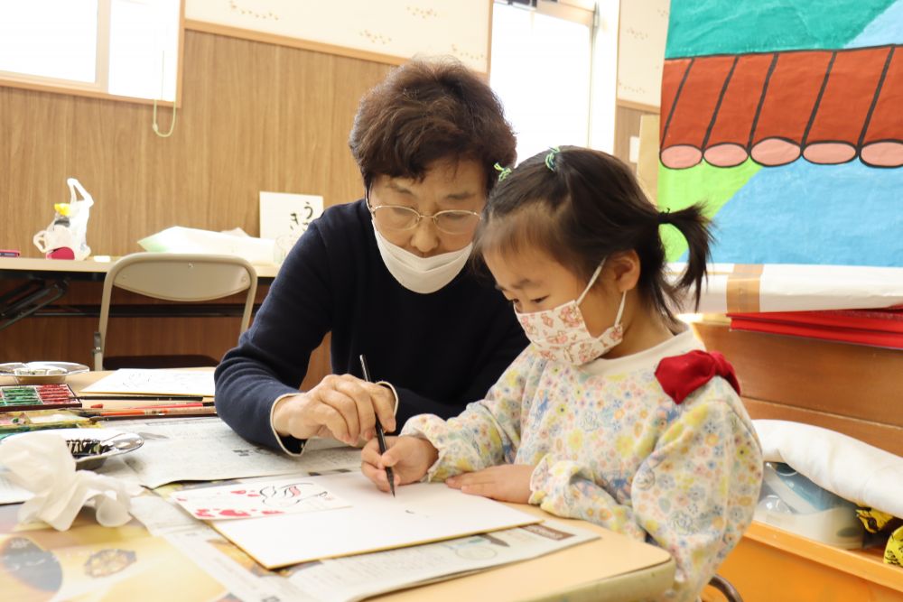 毎年恒例！
【園長先生と干支を描こう】

5歳児キリン組さん、一人ひとり色紙に今年の干支の卯を描きました
