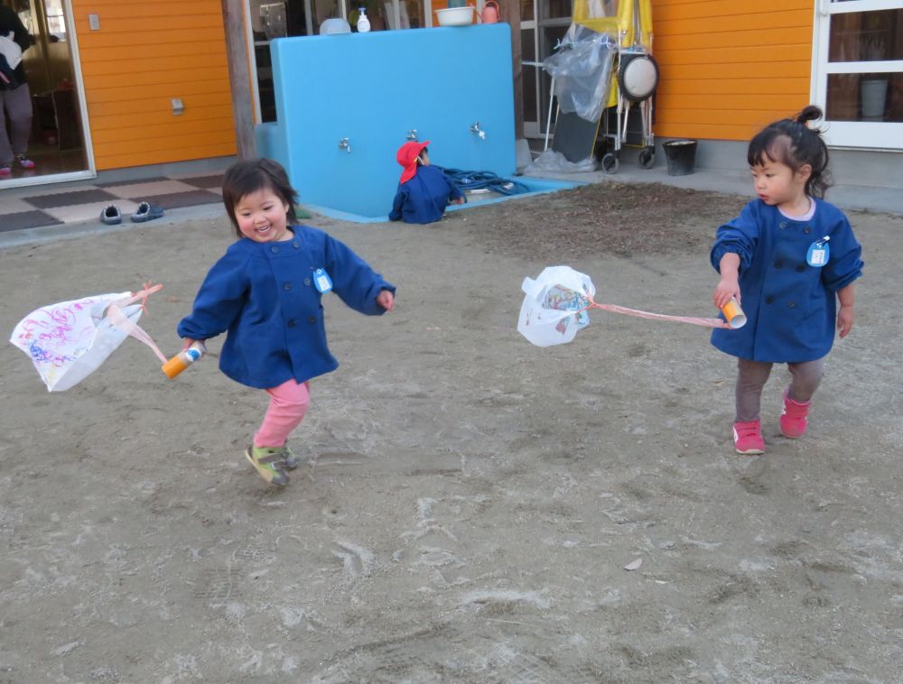 追いかけっこや凧あげをして元気いっぱいなヒヨコ組さん

寒さも吹き飛ばし園庭を走り回っています！