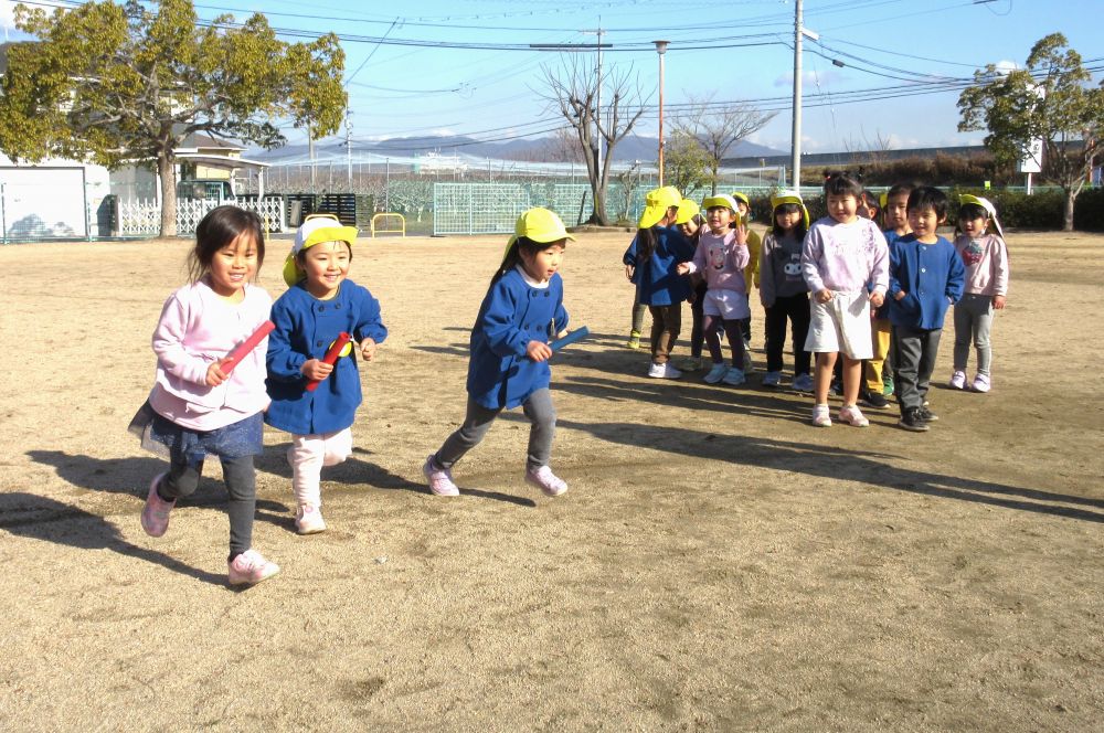 キリン組さんがマラソン大会の練習を頑張っている姿を見て・・・
「ゾウさんもやってみたい！！」といざ挑戦☆

みんなでチームを決めて、気合い十分
「緊張する～」
「頑張るぞ～」
ドキドキ・ワクワクしながら、バトンを握っていよいよスタート！