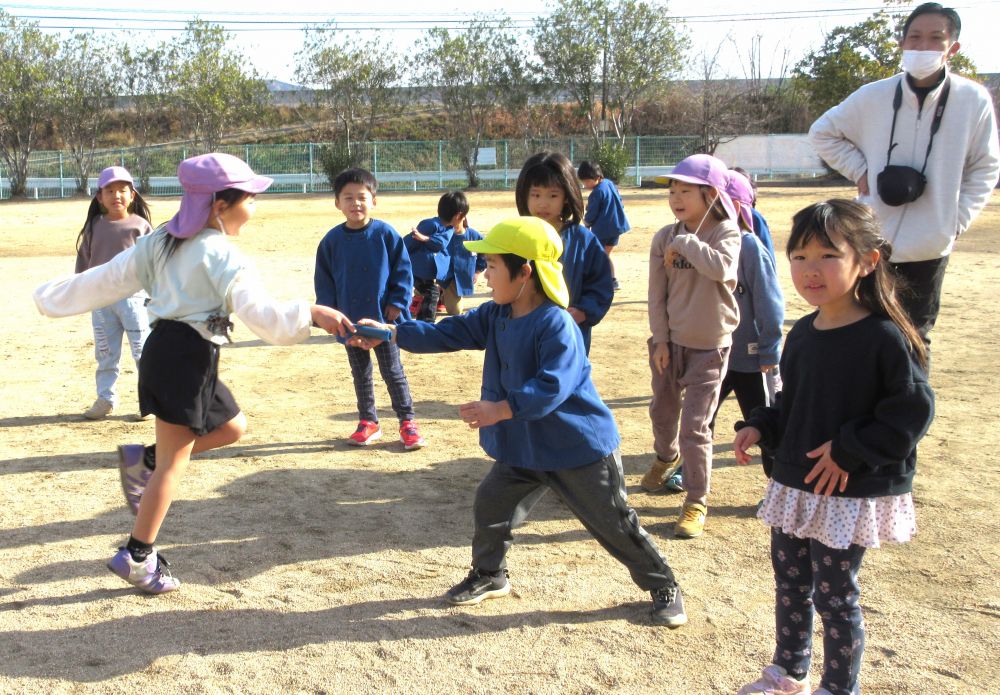 走ることが楽しくなったKくん
キリン組さんのチームに混ざって、もう一回！

「はいっ！！」
Aちゃんから思いの込もったバトンを受け継いで全力疾走

元気いっぱい走ったみんな
心も身体もポカポカになりました♡