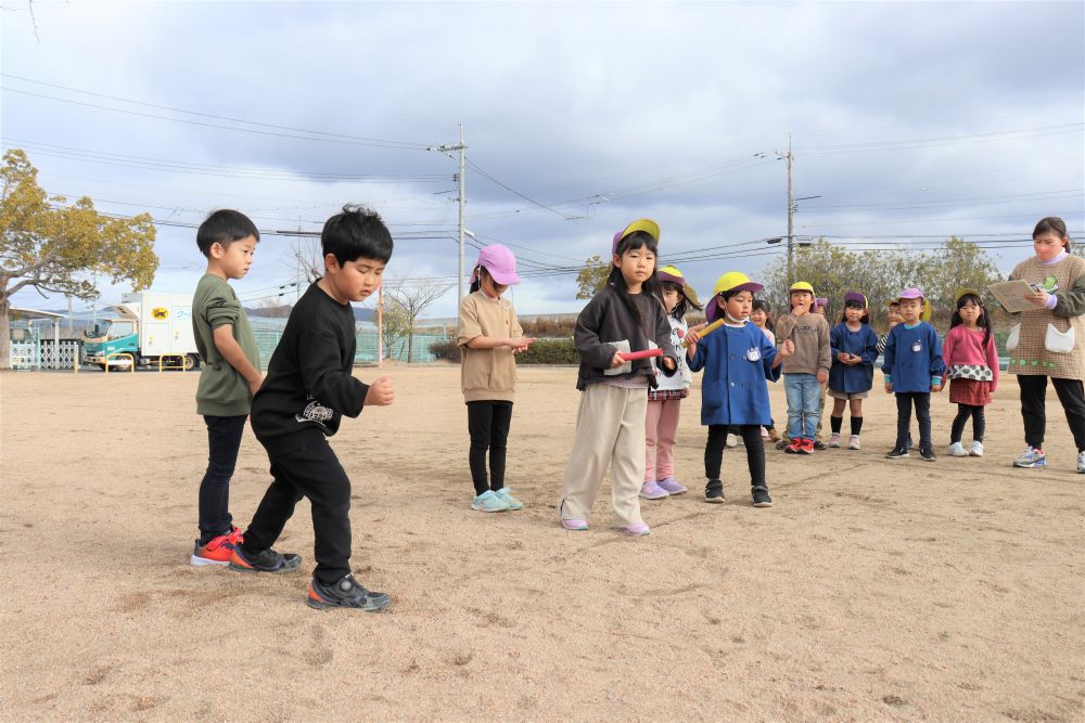 給食の準備が終わったら、みんなで高西公園にやってきました

公園に到着すると、誰も居ない貸切状態だったので
来月開催予定のマラソン大会に向けて公園をいっぱいに使ってリレーをしました
勝負事になるとみんなやる気満々です