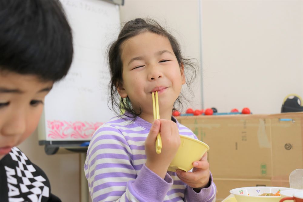 公園でたくさん走ってたくさん遊んだら、やっぱりお腹が空きます

自分で研いだお米
見てください、この表情☆