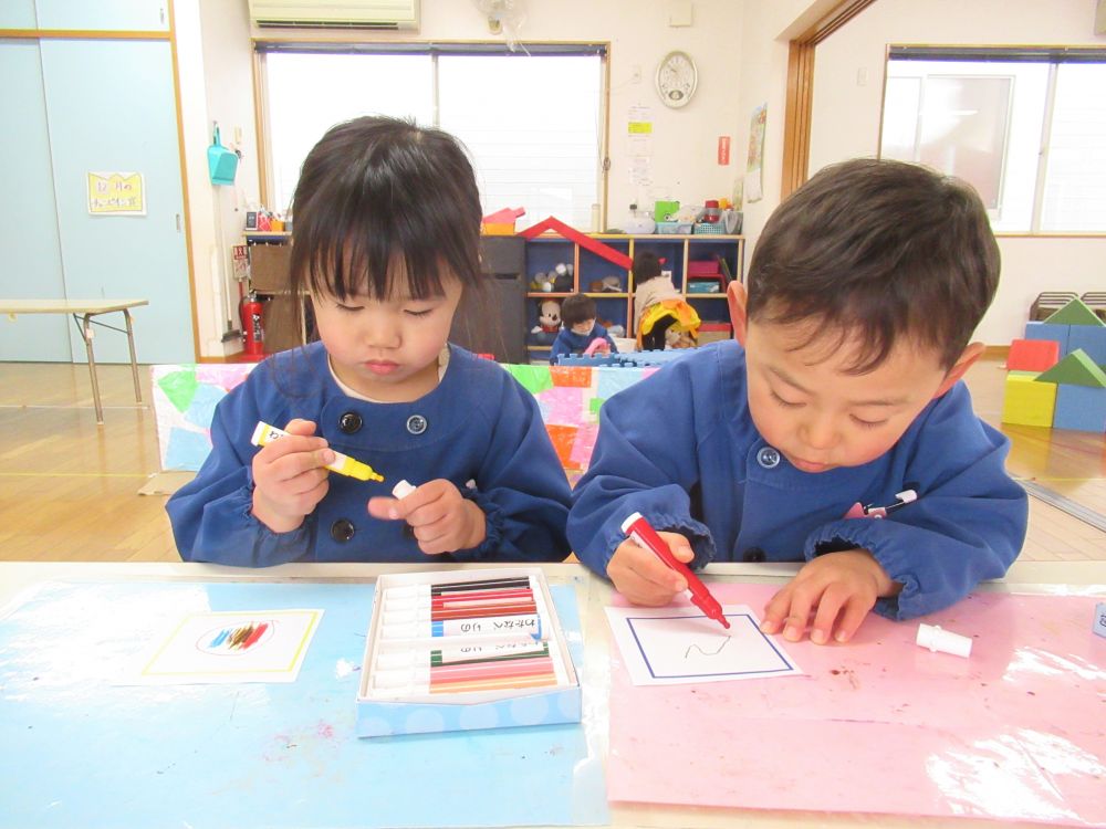 ゾウ組さんがかるたを作っているところを見て・・・
『自分たちもやってみたい』とリス組さん
『でも字が分からない』
『自分の名前だけなら分かるよ』
『あと絵なら分かるじゃん』
大好きな絵を描いてかるた作りをすることに
