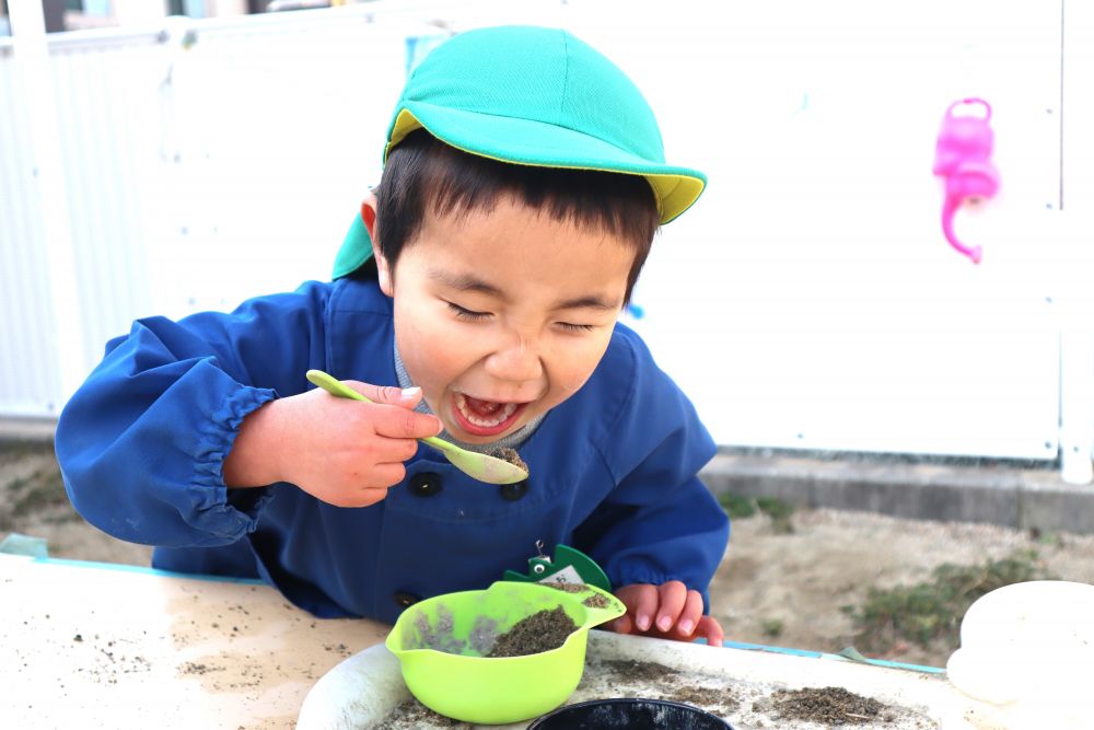 Iくん　「いっただきまーす！！」

とっても美味しそうに食べるIくんの表情☆
豪快ー！！！