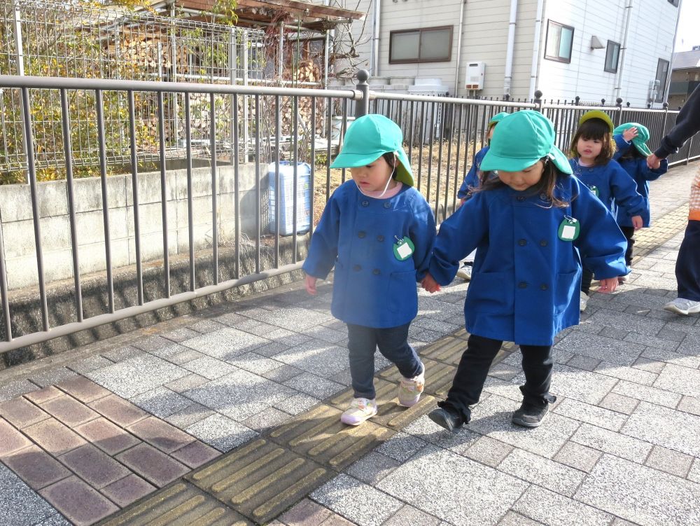 天気も良く、お散歩日和☆
ということで、東尾道駅まで電車を見に行きました！



友達と手を繋いで、出発～！
春よりも自分の足でしっかり歩けるようになっています
足腰の力がたくましく、体力もついてきています^^