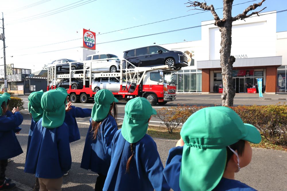 道中、たくさんの”はたらくくるま”を発見！！
カーキャリアやダンプカー、大型バス、清掃車など…
乗り物大好きなクマ組さんは大興奮♪