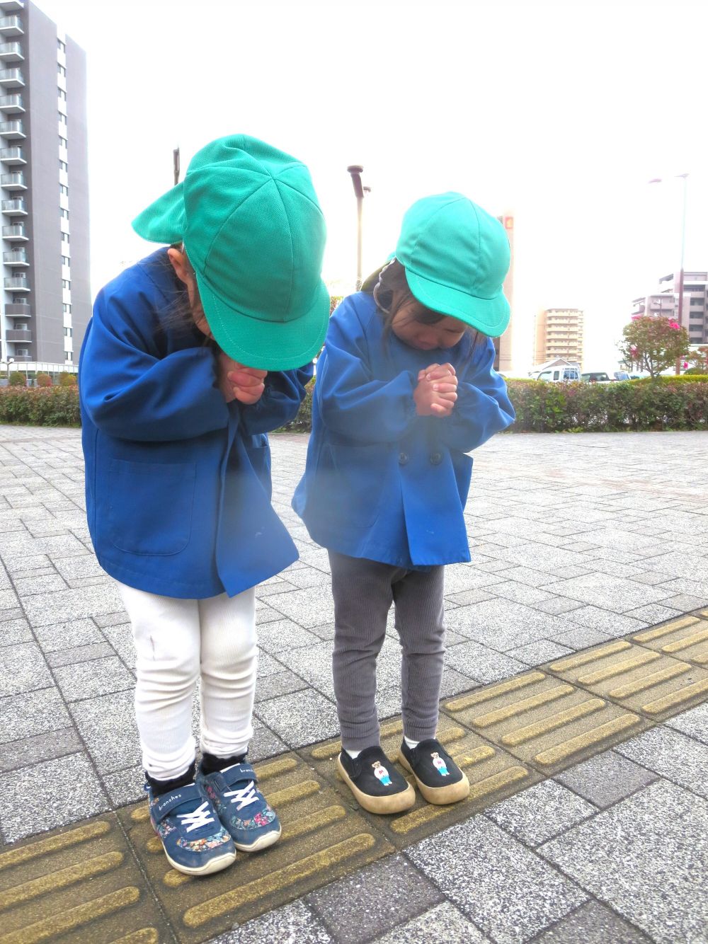 東尾道駅に到着！したけど…
なかなか電車が来ないな～～まだかな～

「お願い！電車来てください！」
とお祈りしていたUちゃんとNちゃん♡