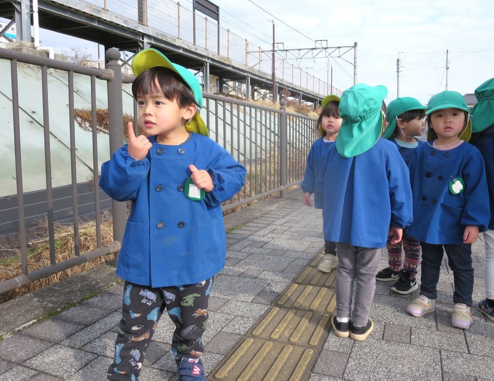 電車が来るのを待ちます…


「あれっちょっと待って！なんか聞こえた！しーー」
と言いながら耳を澄ますKくん