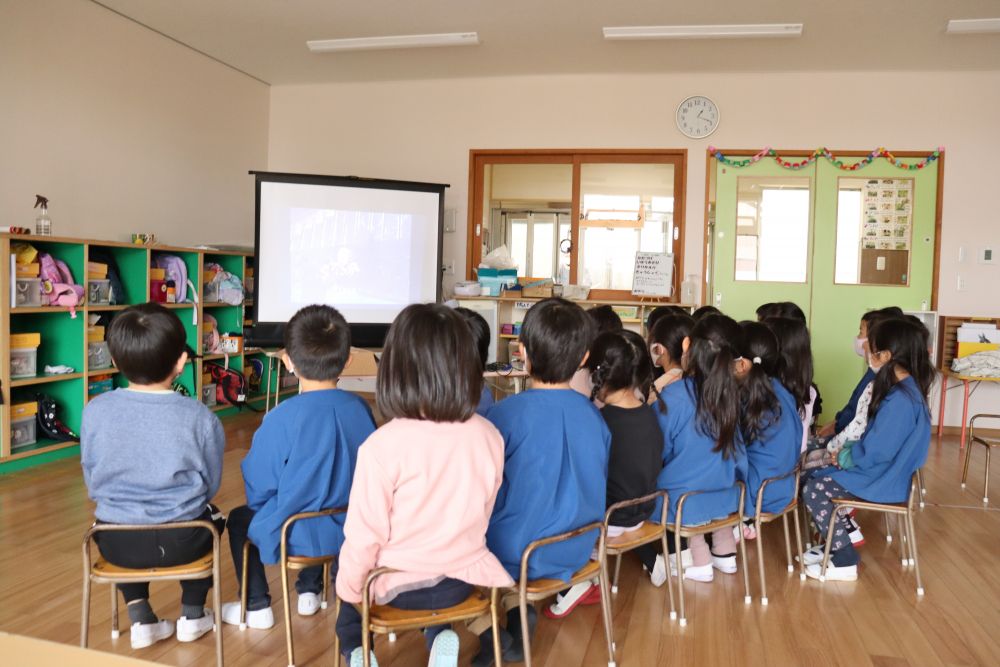 太鼓で演奏をしたい子ども達に何かイメージを・・・
と思い、以前、門田保育園45周年記念で来ていただいた「我龍」さんのDVDがある事を思い出しお昼にみんなで視聴しました