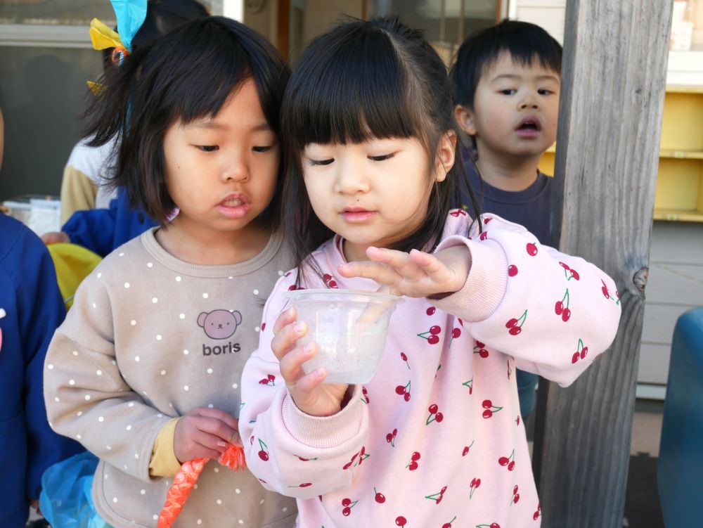 次の日・・・
またまた今日も寒いです
登園してきてすぐに園庭に出て・・・
