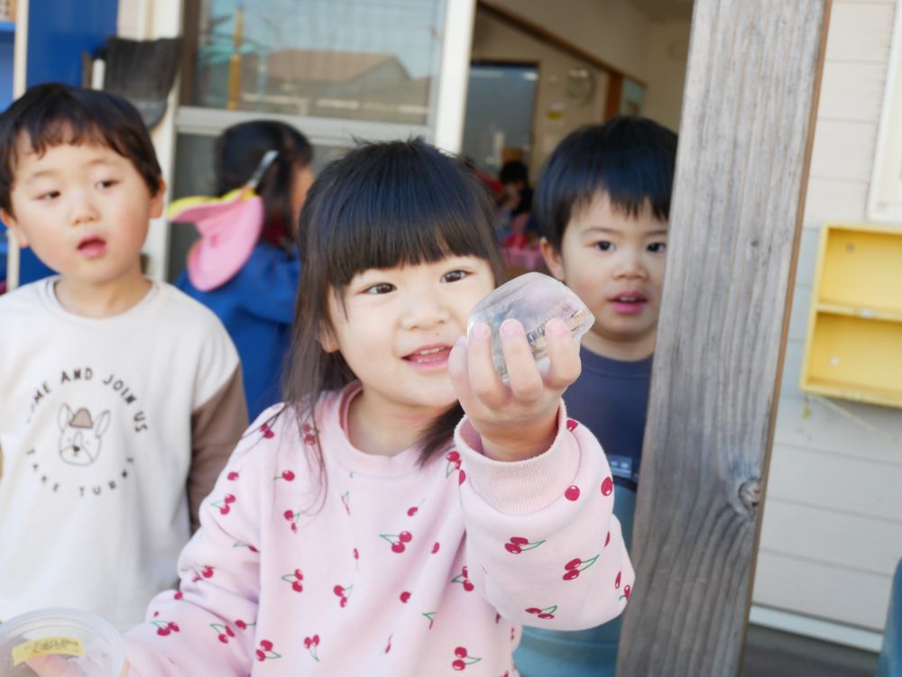 『やった～！！氷ができた～』
『寒いから氷るんかね？』
『なんでかな？冷蔵庫入れてないのにね・・・』
不思議に思ったことを口々に話す