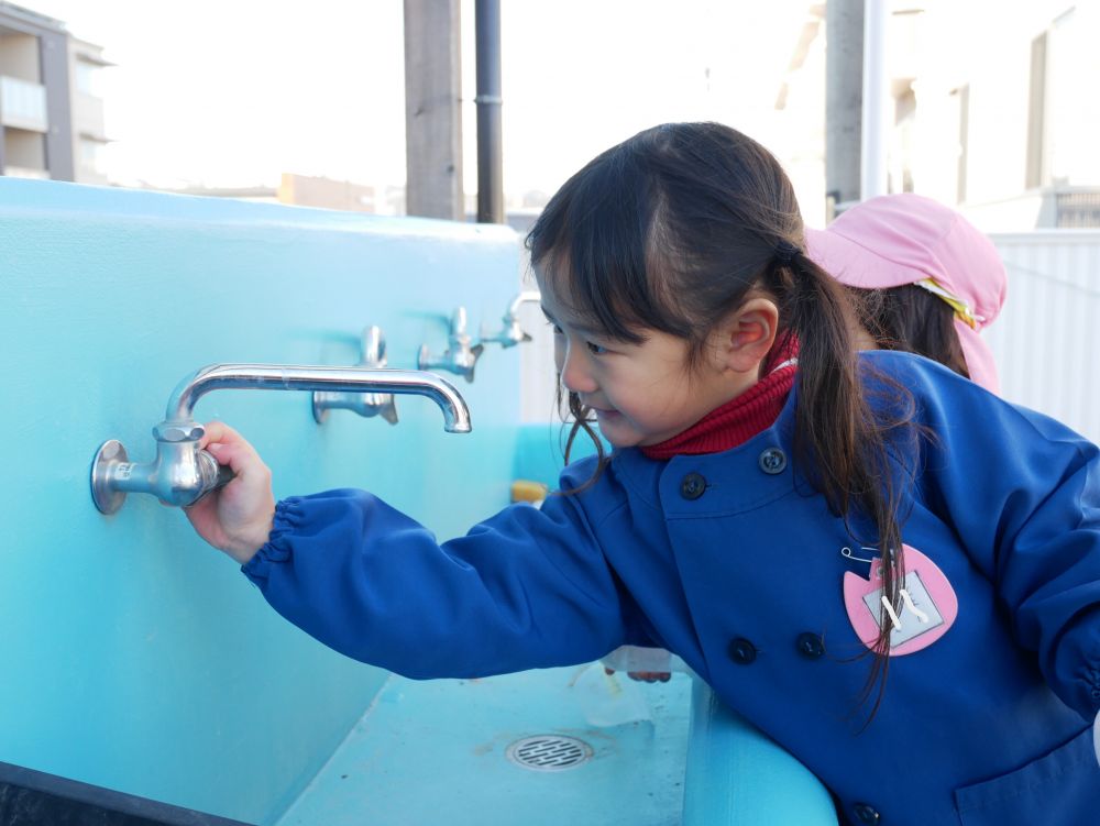 私も作ってみたい！！
氷づくりにチャレンジする友達の姿が増える♡
しかし寒すぎて水道から水が出ない・・・
子どもたちにとっては前代未聞のアクシデント・・・
さてどうするのかな？