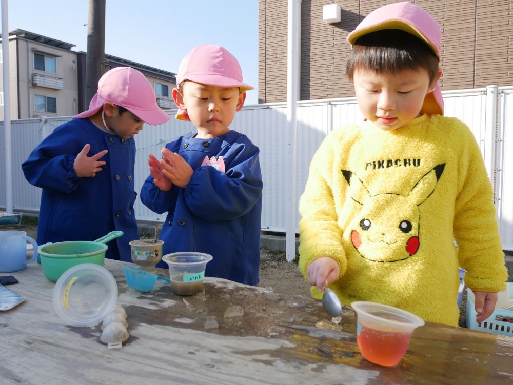 『割ったらどうなるかな～？』
『叩いたらどうなるかな～？』
氷を使って様々な遊び方を楽しみます