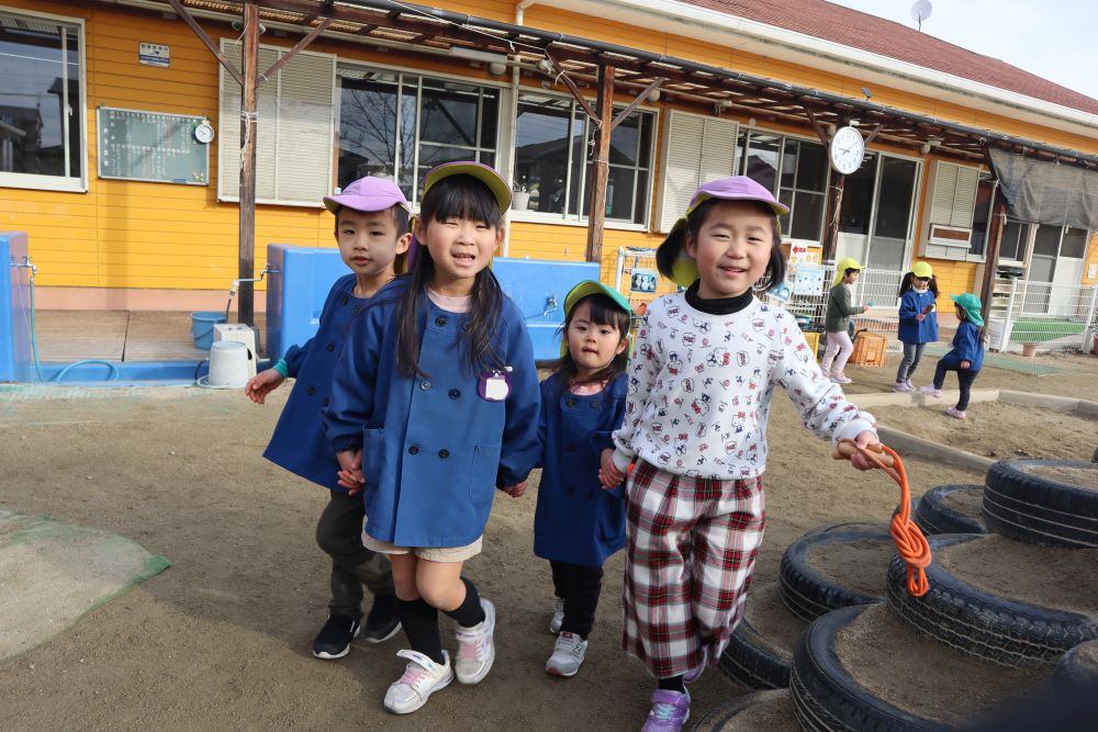 大きいクラスの友達の遊びが気になるクマ組さん
最近では、色々なクラスへお出かけに行きます

今日は、第３園庭に遊びに行ってみました！
外へ行ってみると・・・
さっそくキリン組の友達が誘いに来てくれました♪
「おいで～おいで～一緒に遊ぼう」と、優しいキリン組さん♡