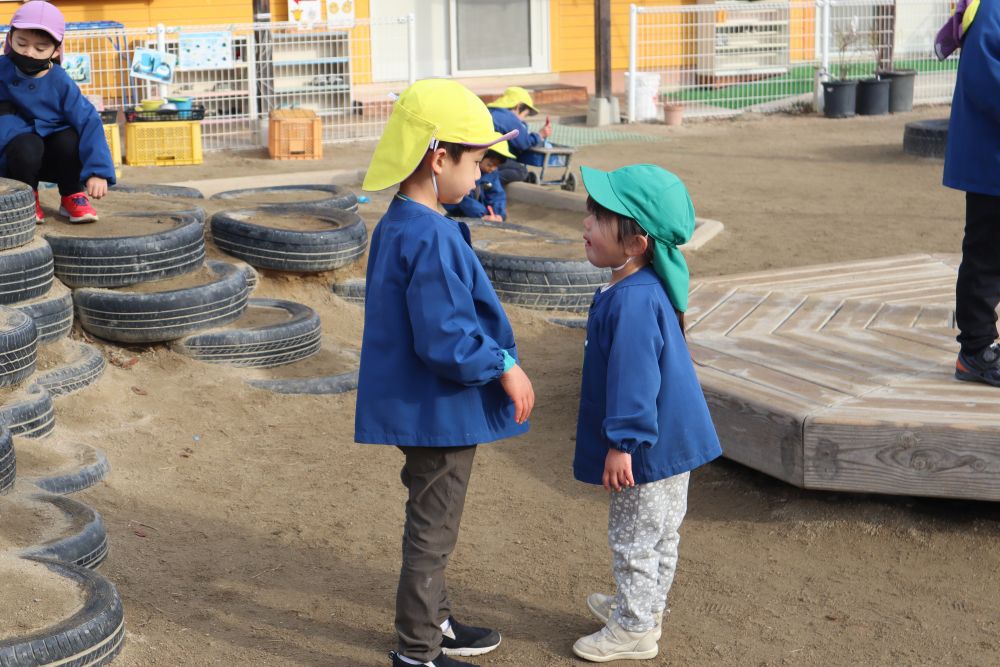 こちらは真剣な表情でお話中・・・
何の話をしてるのかな～？

後からキリン組のＥ君に、
「Ｓちゃんと、何のお話してたん？」と、聞くと・・・

「ん～？なんかね～よく分からんかったなー」

中々聞き取るのが難しかったようですが、
おしゃべりが大好きなクマ組さんのお話を、
一生懸命聞いてくれる優しいキリン組さん♪

大きいクラスの友達に優しく関わってもうことで、
次は、自分よりも小さい友達に優しく関わる姿も見られてきています♡
