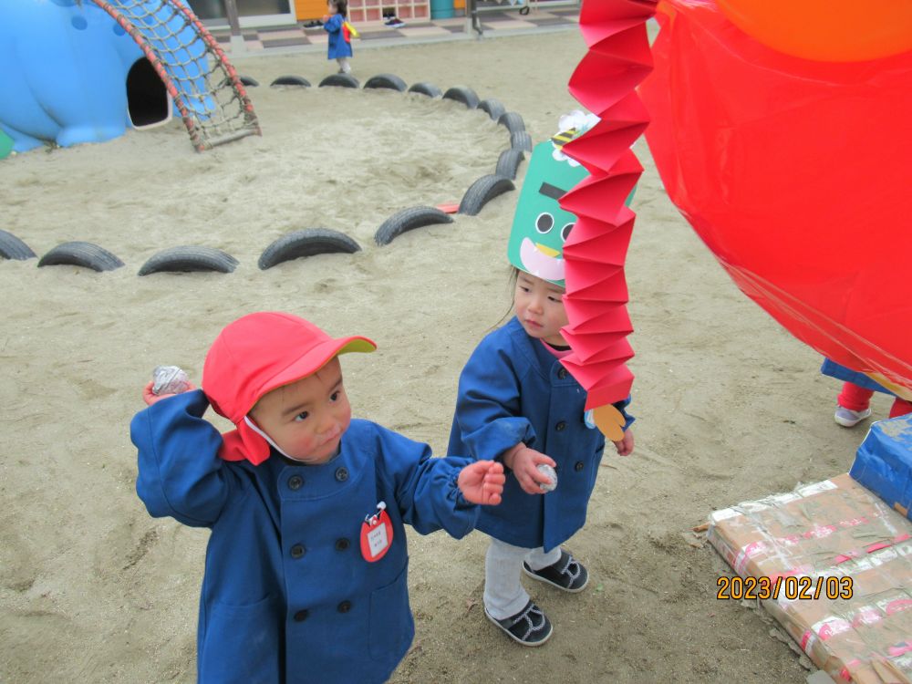 ２月３日は節分
ウサギ組さんも豆まきに参加しました！！


風船でできた鬼を見つけたＹ君
「うわ～！！」と嬉しそうに近づきさっそく豆まきに挑戦！！
ねらいをさだめて・・・「エイ！」と言いながら投げています
鬼にあたるとニッコリ、何度も繰り返し楽しんでいます