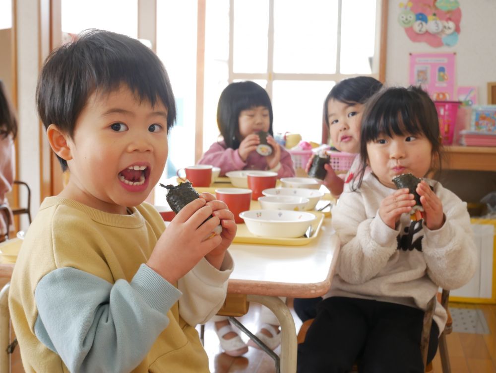 節分の由来・・巻き寿司やイワシを食べる理由を聞いたリス組さん
『ほ～なるほど・・・』と頷いている子もいました
今年は南南東を向いて食べる！
さっそくみんなで食べてみることに♡
『なんなんとうって第三園庭の方なんだって！』
『あっちかな？』
