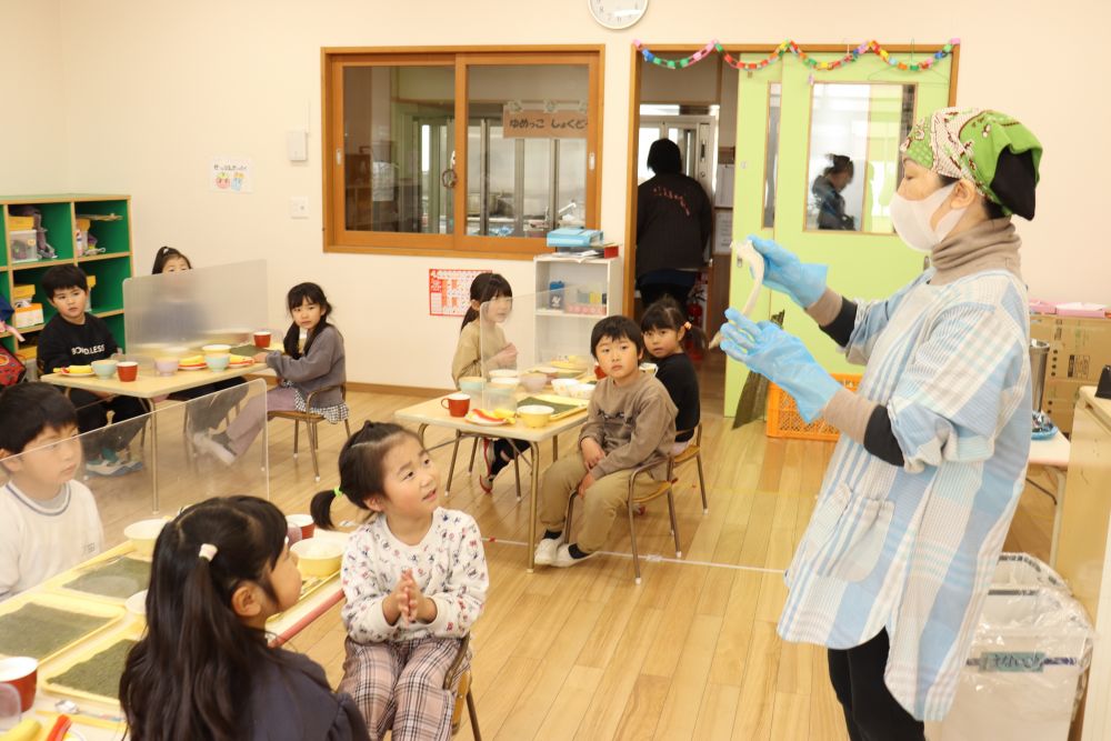 豆まき大会が終わると、給食時間
次のお楽しみは「恵方巻を作ろう」

今日は給食先生ではなく寿司職人の大将という設定で作り方を教えてもらいます