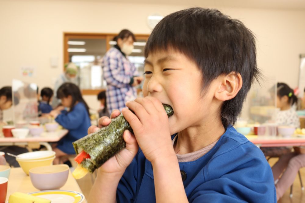 今年の恵方は「南南東微南」だそうです
キリン組の保育室から、すぐ近くに見えるH君のお家の方向！

それでは、美味しい笑顔をどうぞ！