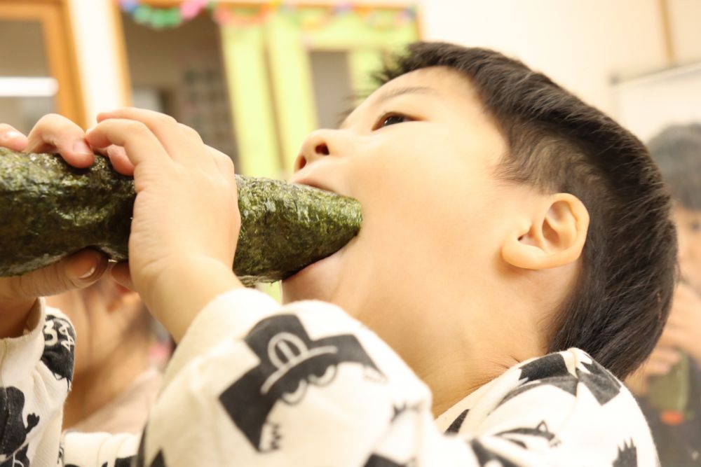 みんな良い食べっぷりです、たくさん食べて元気に遊ぼう！