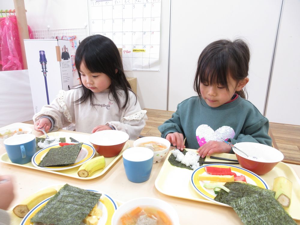 給食の時間・・
楽しみにしていた恵方巻きづくり！

「家でもしたことあるよ」
「初めてするからドキドキするけど楽しみ」
「楽しそう♡」と
自分で作って食べる恵方巻にわくわく♡
