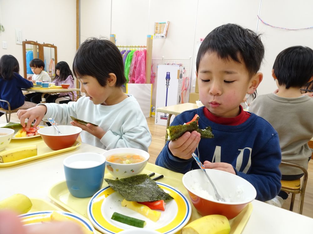 のりの上に酢飯をのせて
好きな具を選んでのせる♡

「ごはんいれすぎちゃった！」
「中身が多かったかな・・丸められないなあ」
「なんの具を入れようかな」
「作るの、楽しい♡」
と恵方巻づくりを楽しみながら食べました♡