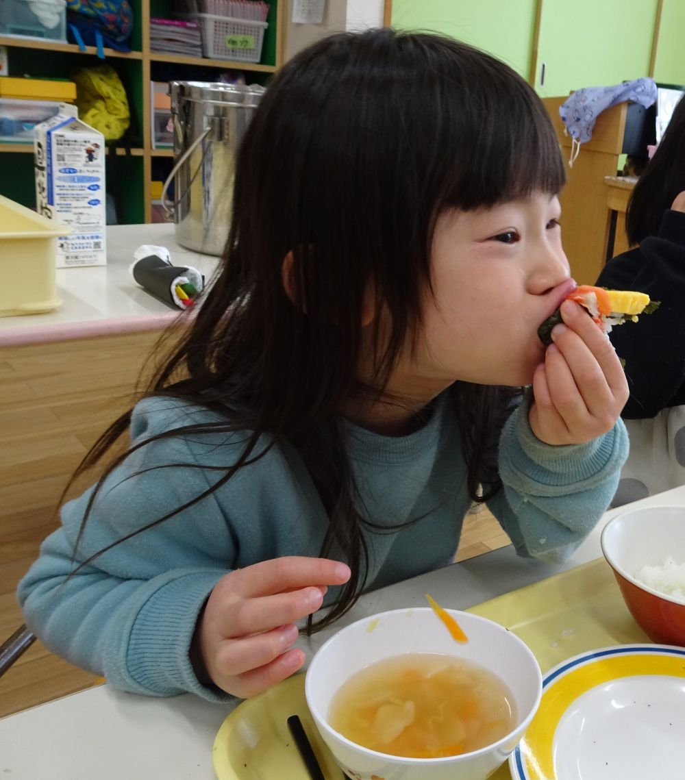 「おいしすぎる♡」
「いっぱい食べれそう♡」
「おうちに帰ってからもやりたいな」
「家では、サーモンとかいれてやるんだ♡」

節分の日を楽しんでいます♡