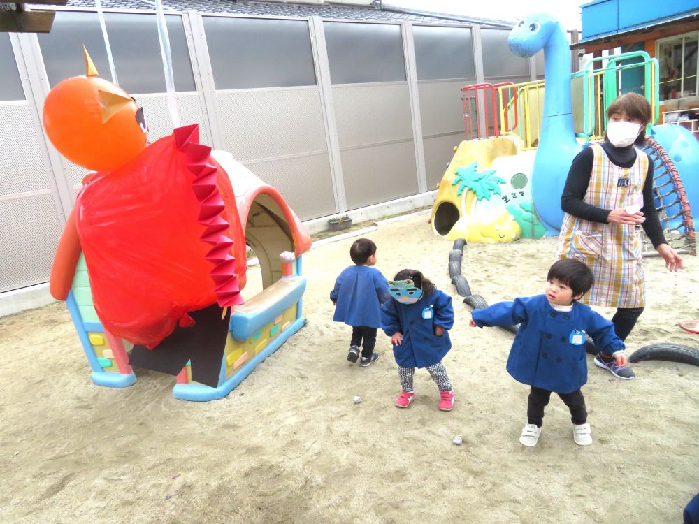 今日は節分の日

おやつを食べ終わったヒヨコ組さんは園庭を見てビックリ！

赤鬼さんと青鬼さんの出現です！
”さぁみんなで鬼退治！”

新聞紙でできた豆をもって、急いで外へでます
「ヤー！！」と言いながら鬼に向かって豆を投げるＹ君…

コントロールの良さに小林先生もビックリです！