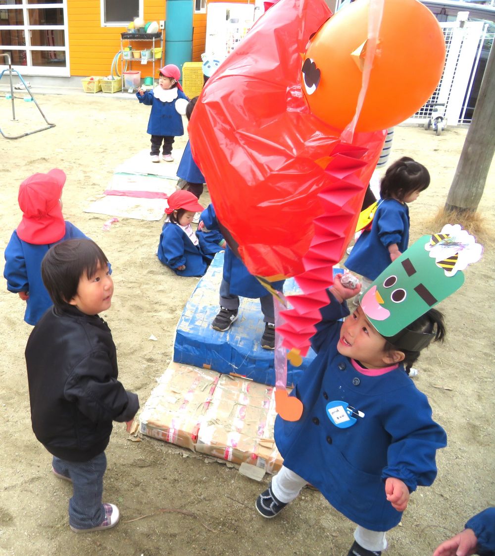 最初は少し鬼が怖かったH君
ザウルスの上からみんなを応援していましたが

勇気を出して鬼の元へ！

「エイッ！」と１回豆を投げると楽しくなってきて笑顔で一番最後まで鬼と遊んでいました