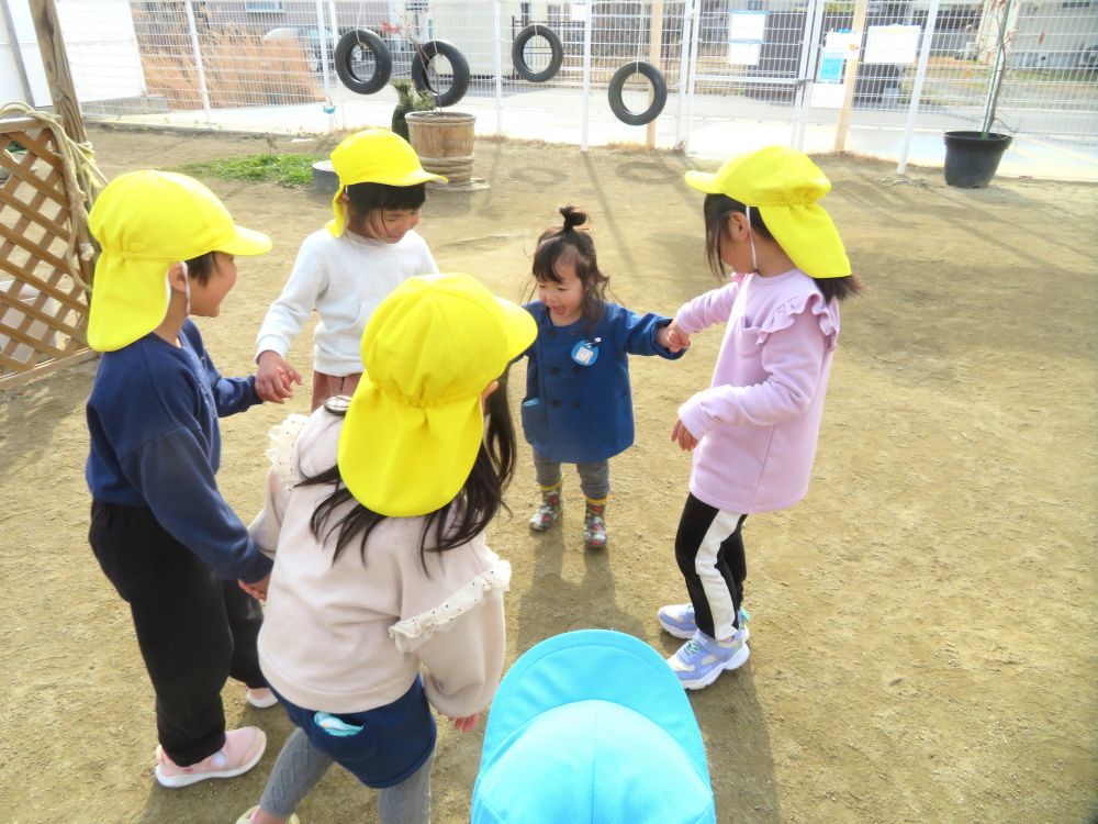 久しぶりに第３園庭に出てみると・・
いつもと違う雰囲気にヒヨコ組さんもワクワク！
さらに嬉しいのはゾウ組さんと一緒！

ヒヨコ組さんが外に出ると早速ゾウ組さんが
「おいで～一緒に遊ぼ～」と迎えにきてくれました

”なべなべそーこぬけ”の遊びに入れてもらったUちゃん

上手くできなくても見守ってくれるお姉ちゃん達♡
