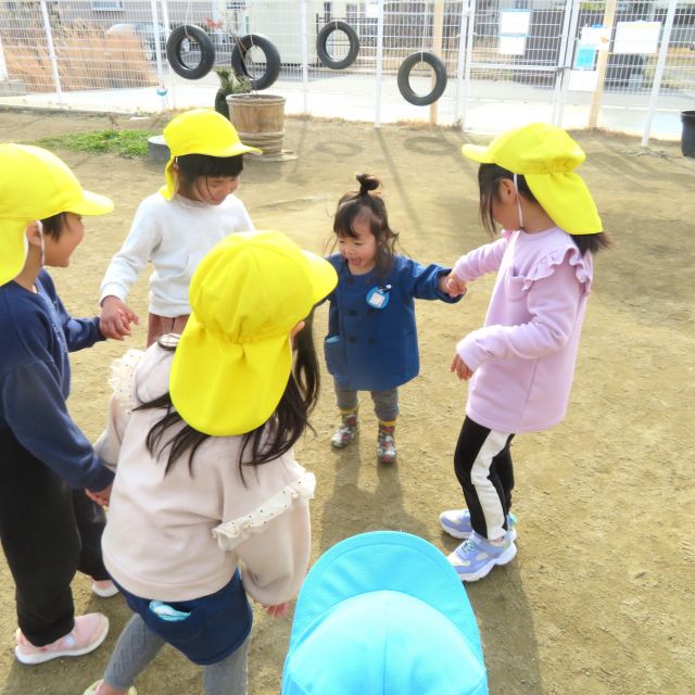 ＊　1歳児   　園庭遊び～ゾウ組さんと～　＊