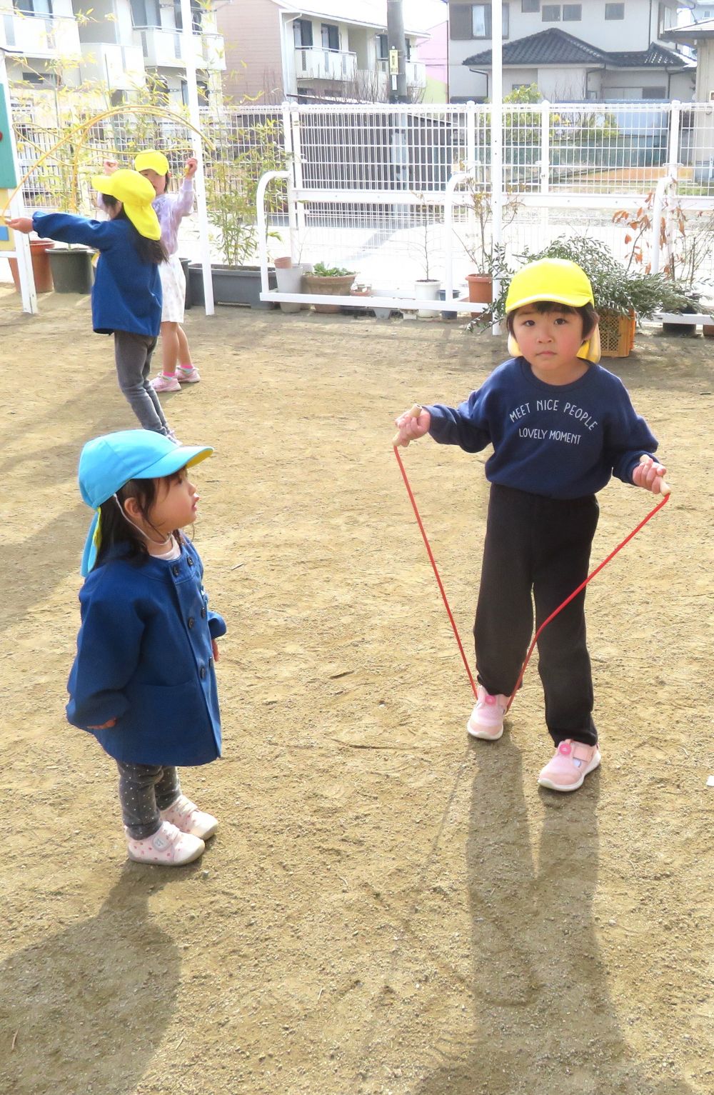 縄跳びを上手に跳ぶ姿に釘付けのNちゃんに

「あんまり近づくと危ないよ～」「こうやってやるんよ～」
と優しく声をかけ跳んでみせてくれるAちゃん…

お兄ちゃんお姉ちゃんと一緒の空間で遊べるだけで何だか嬉しそうなヒヨコ組さん♡
ゾウ組さん優しくしてくれてありがとう♡



