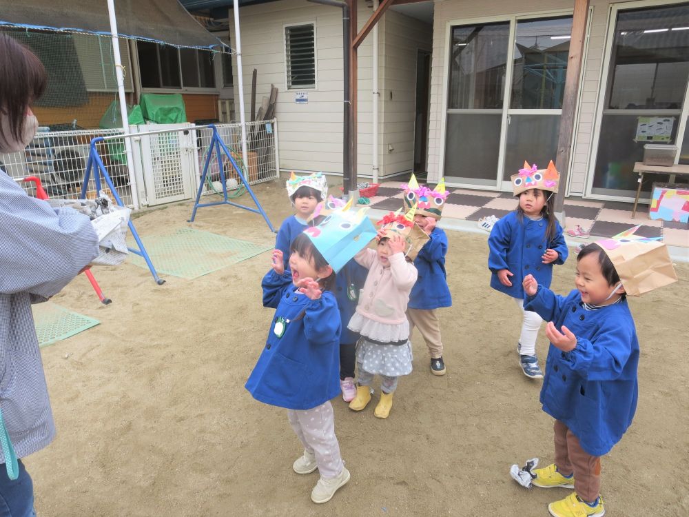 まゆみ先生発見！！
「ガオ～～～」とみんな鬼のポーズ
「きゃあーーー」と言って逃げるまゆみ先生♡