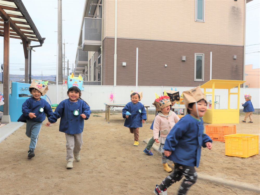 逃げたまゆみ先生を追いかける！
「待て～～～」
「逃げるなーー」
かわいい鬼たちが園庭を駆け回っていました♡