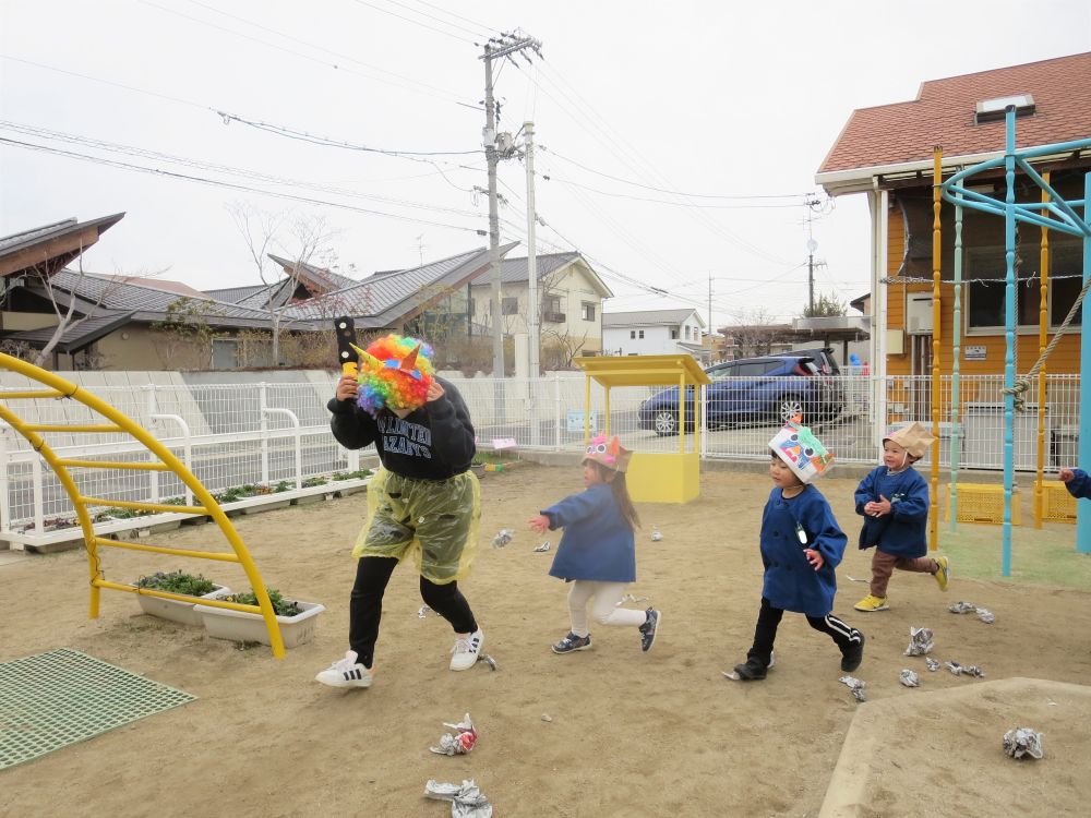 するとそこへ！！！
カラフルな髪の毛の鬼が現れました！！


「わーー鬼が出てきたーやっつけろー！」
「鬼は～外！」
新聞紙で作った豆でやっつけます！